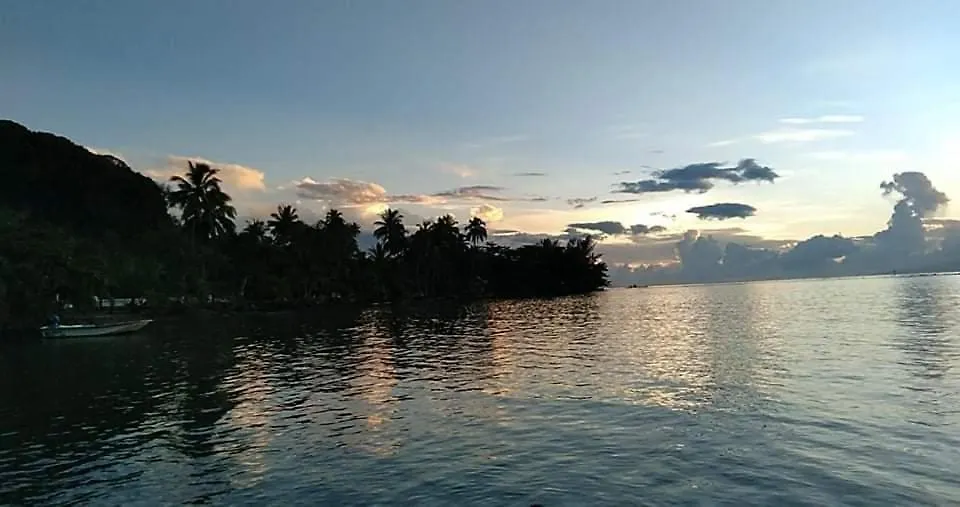 Alloggio in famiglia Bungalow Les Pieds Ds L Eau, La Maison Bleue Moorea Polinesia Francese