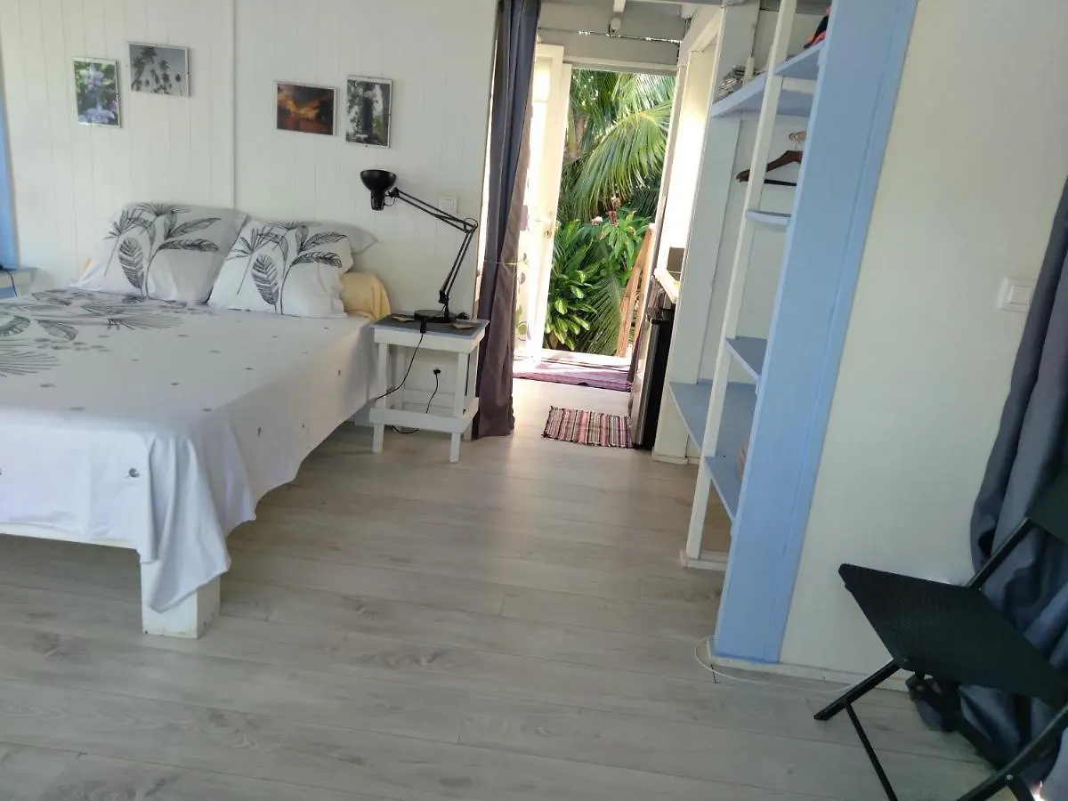 Bungalow Les Pieds Ds L Eau, La Maison Bleue Moorea