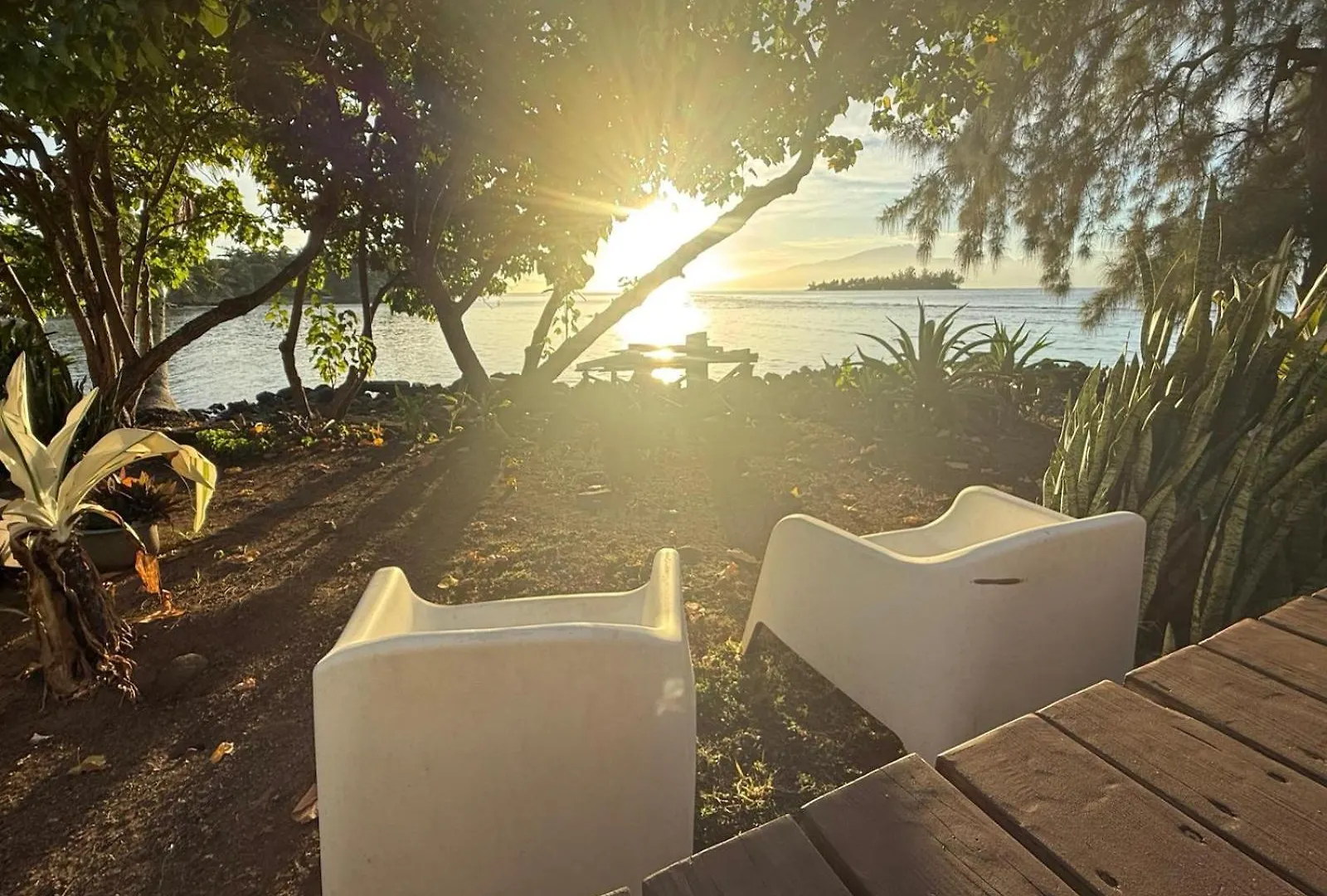 Bungalow Les Pieds Ds L Eau, La Maison Bleue Moorea