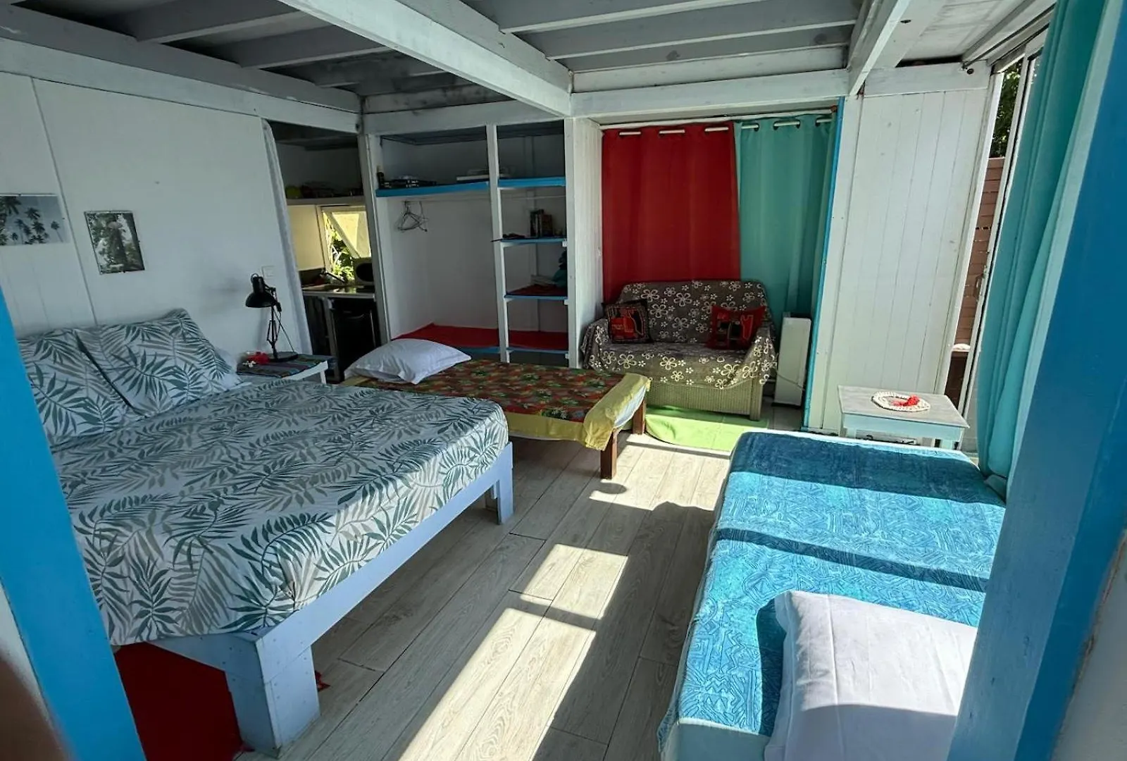 Bungalow Les Pieds Ds L Eau, La Maison Bleue Moorea Homestay