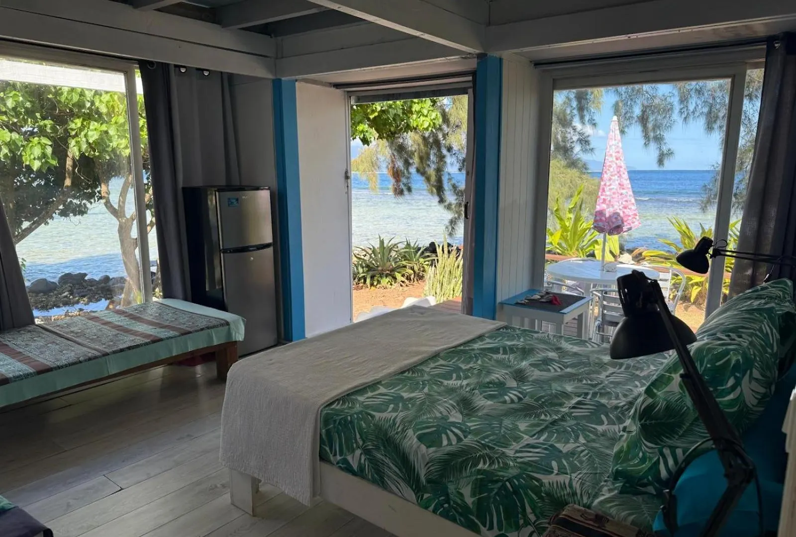 Bungalow Les Pieds Ds L Eau, La Maison Bleue Moorea