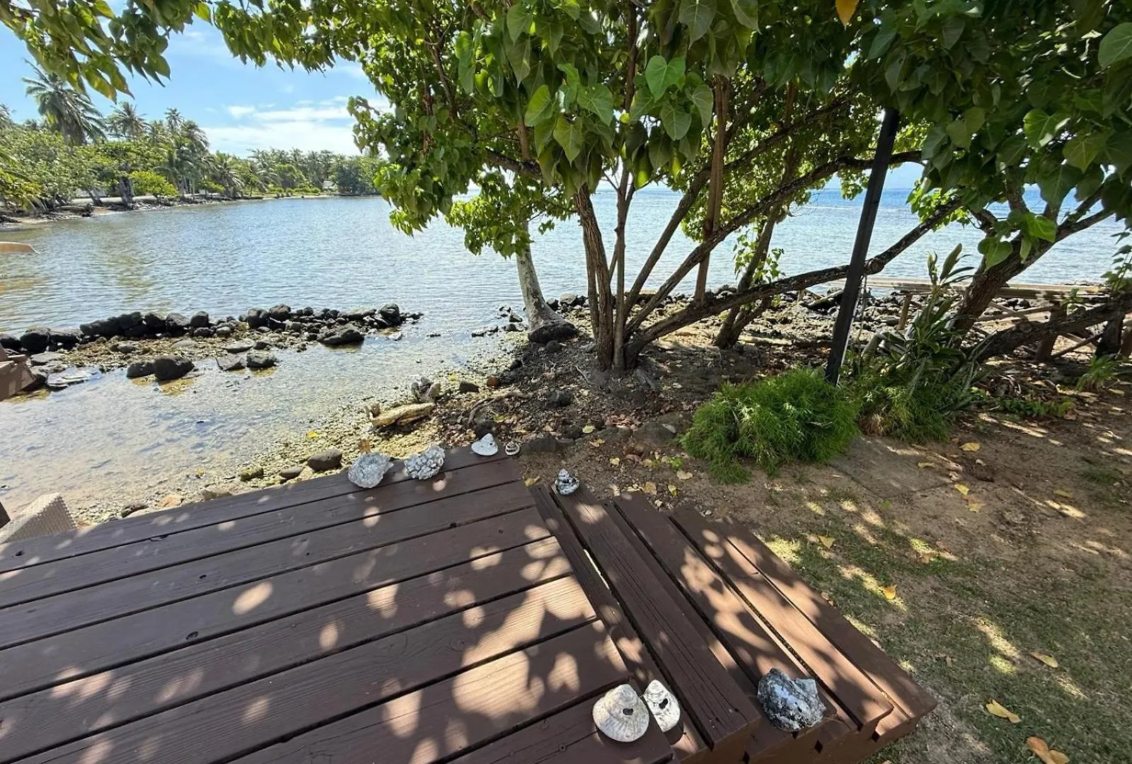 Bungalow Les Pieds Ds L Eau, La Maison Bleue Moorea French Polynesia