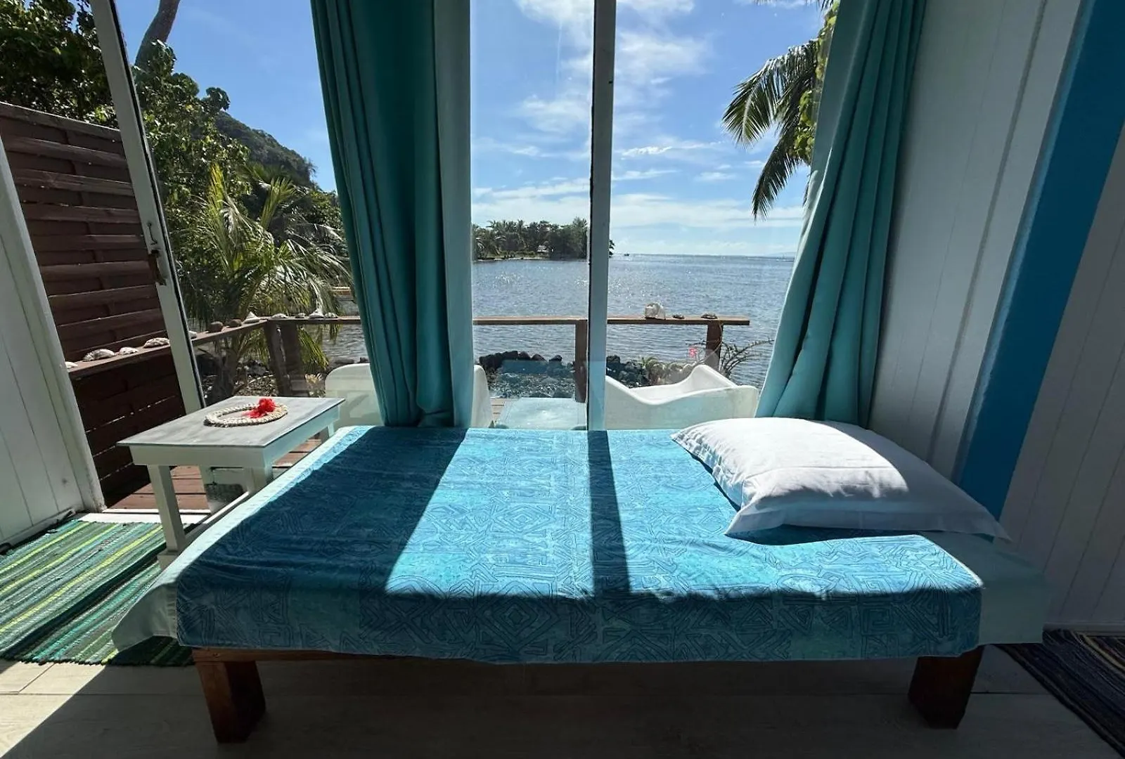 Homestay Bungalow Les Pieds Ds L Eau, La Maison Bleue Moorea