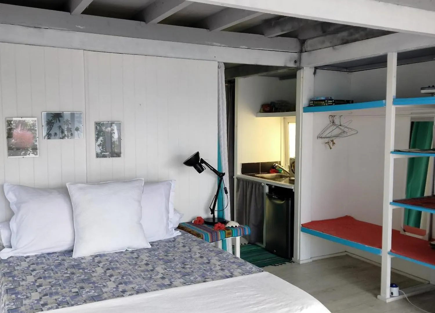 Bungalow Les Pieds Ds L Eau, La Maison Bleue Moorea Homestay