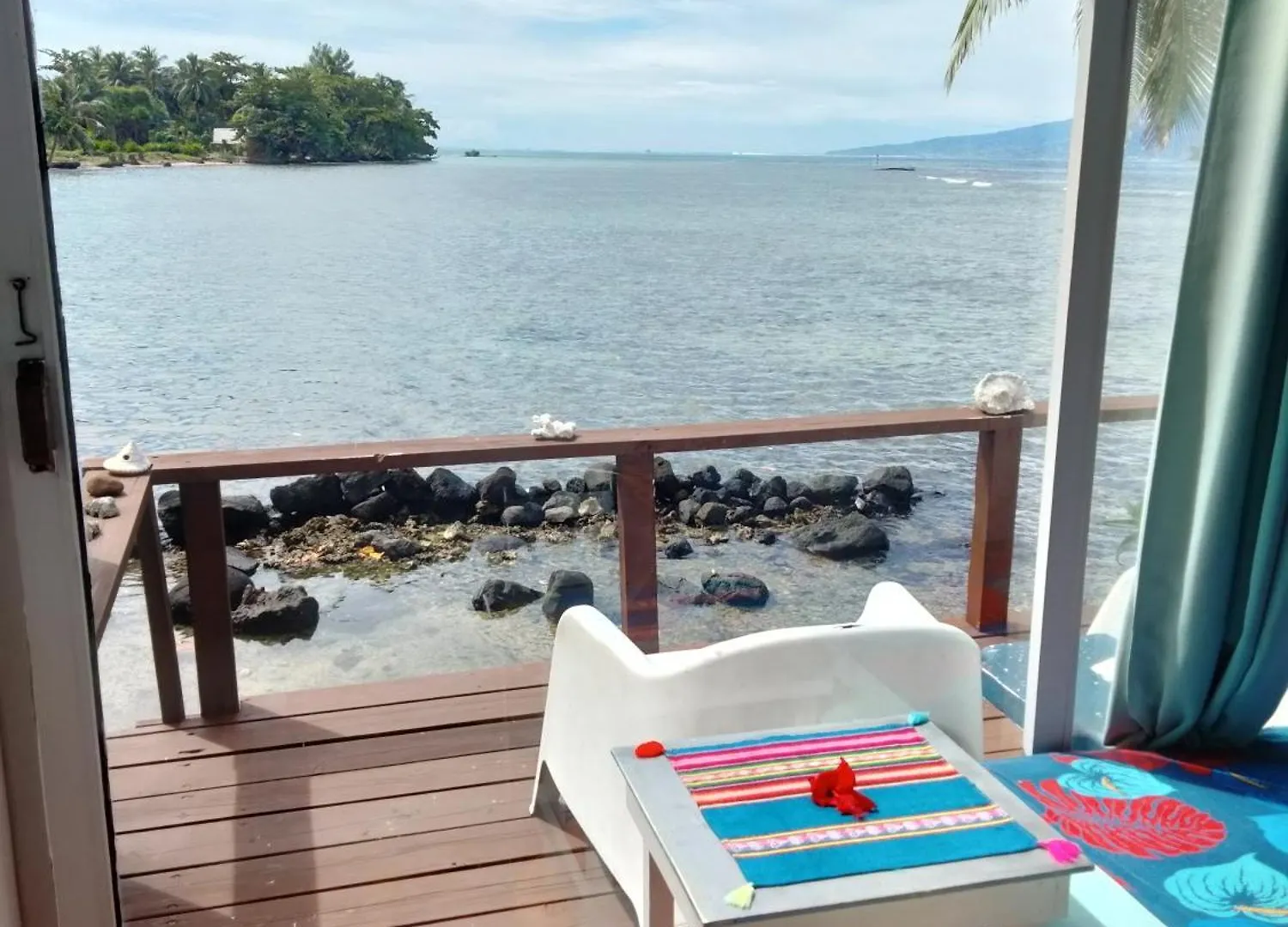 Bungalow Les Pieds Ds L Eau, La Maison Bleue Moorea Rum i privatbostad